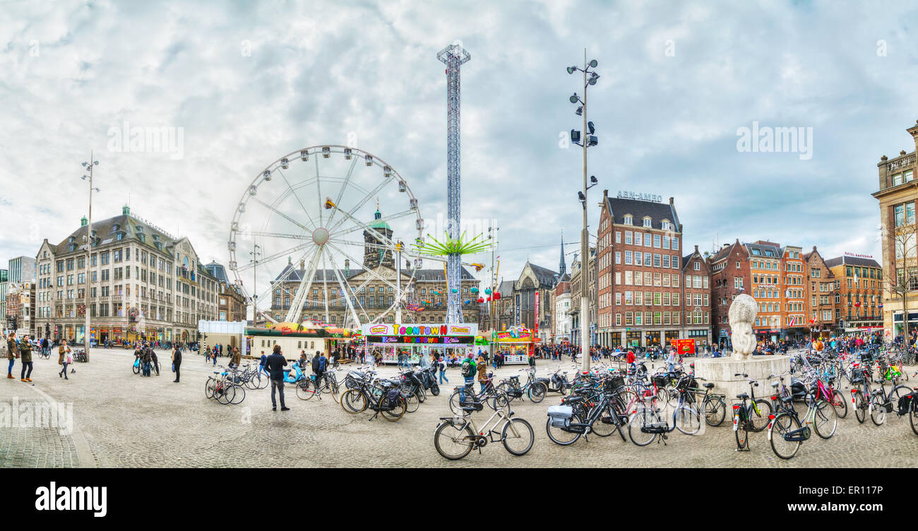 AMSTERDAM - 16 aprile: Piazza Dam affollate di turisti il 16 aprile, 2015 a Amsterdam, Paesi Bassi. Foto Stock