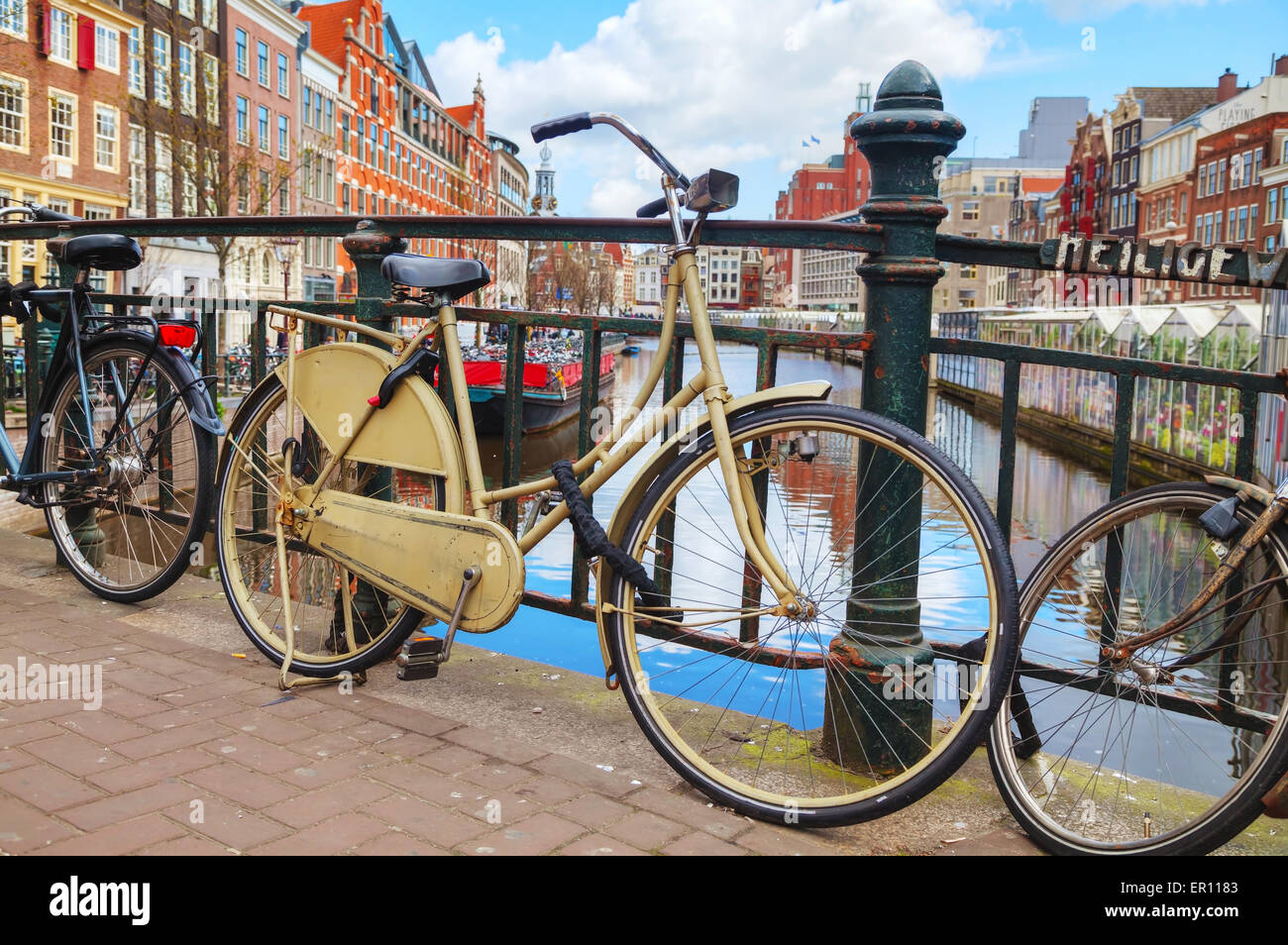 Le biciclette parcheggiate vicino al mercato dei fiori di Amsterdam, Paesi Bassi Foto Stock