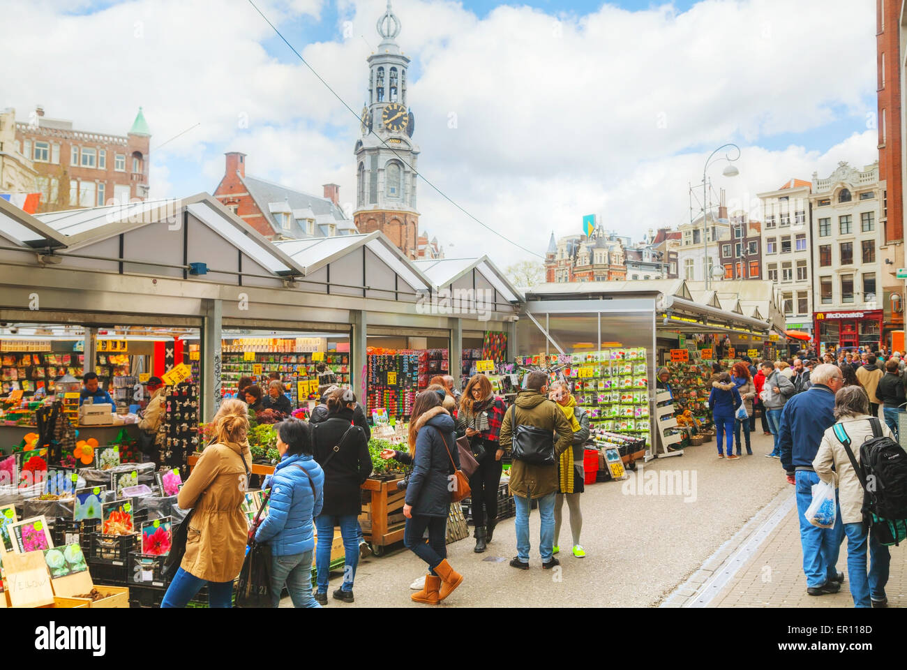 AMSTERDAM - 17 aprile: mercato dei fiori galleggiante il 17 aprile, 2015 a Amsterdam, Paesi Bassi. Foto Stock
