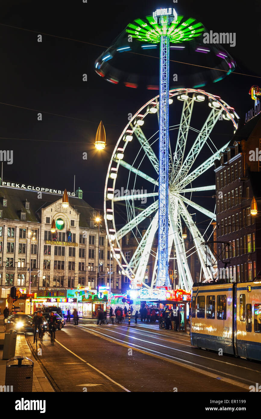 AMSTERDAM - 22 aprile: Piazza Dam affollate di turisti il 22 aprile 2015 a Amsterdam, Paesi Bassi. Foto Stock