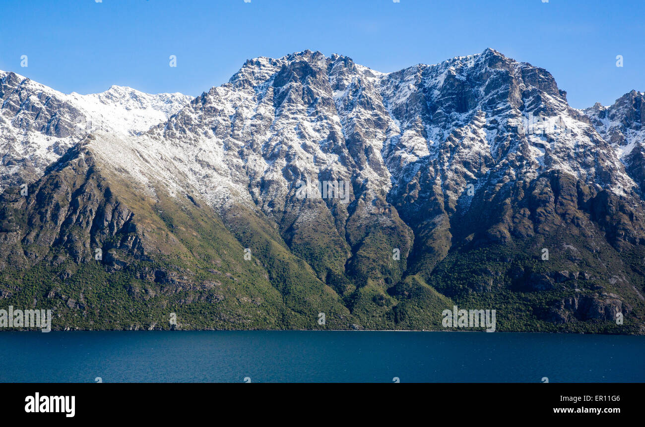 Le montagne che costeggia il lago Wanaka in Central Otago Isola del Sud della Nuova Zelanda Foto Stock