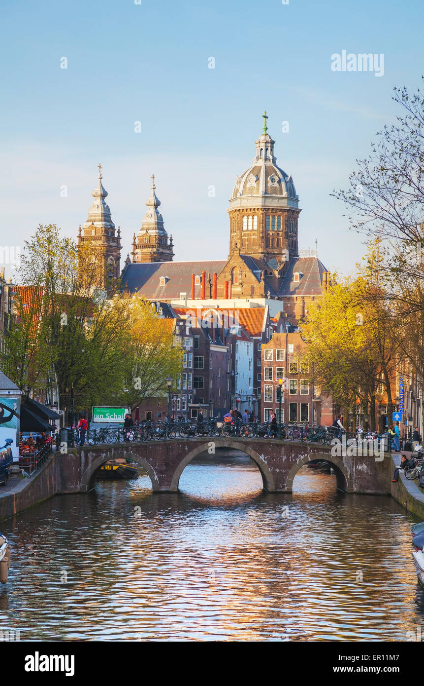 AMSTERDAM - 15 aprile: la Basilica di San Nicola (Sint-Nicolaasbasiliek) il 15 aprile 2015 a Amsterdam, Paesi Bassi. Foto Stock