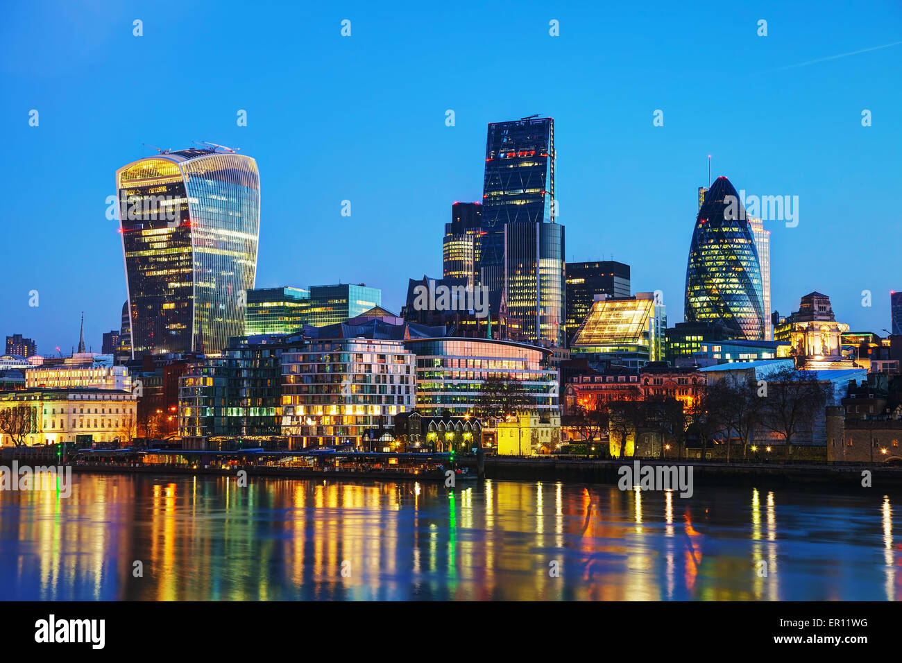 Il distretto finanziario della City di Londra di notte Foto Stock