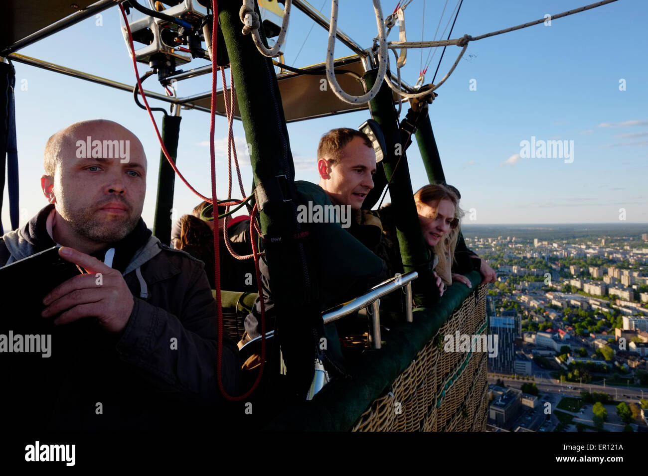 Volo in mongolfiera sopra la città di Vilnius, capitale della Lituania Foto Stock