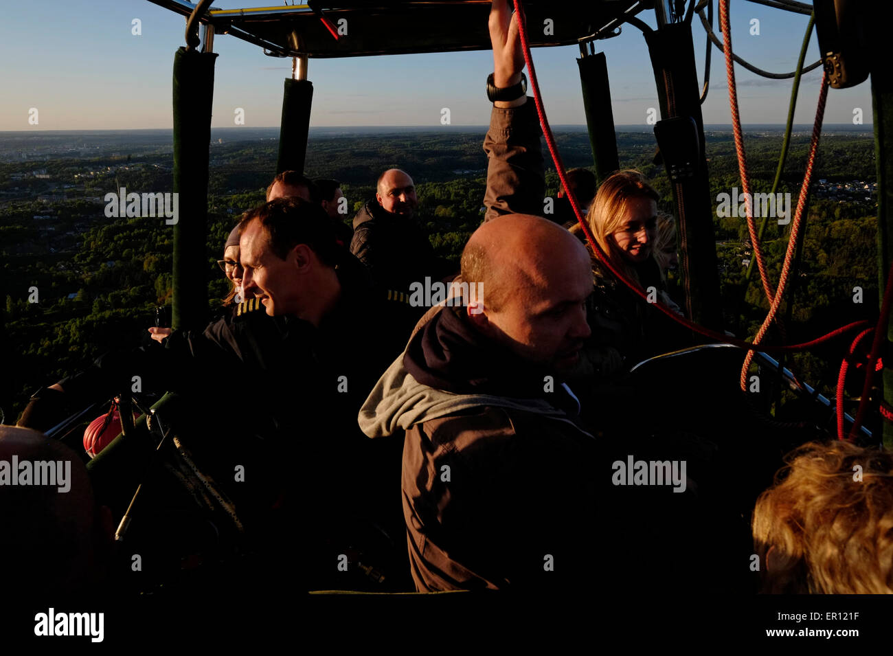 Volo in mongolfiera sopra la città di Vilnius, capitale della Lituania Foto Stock
