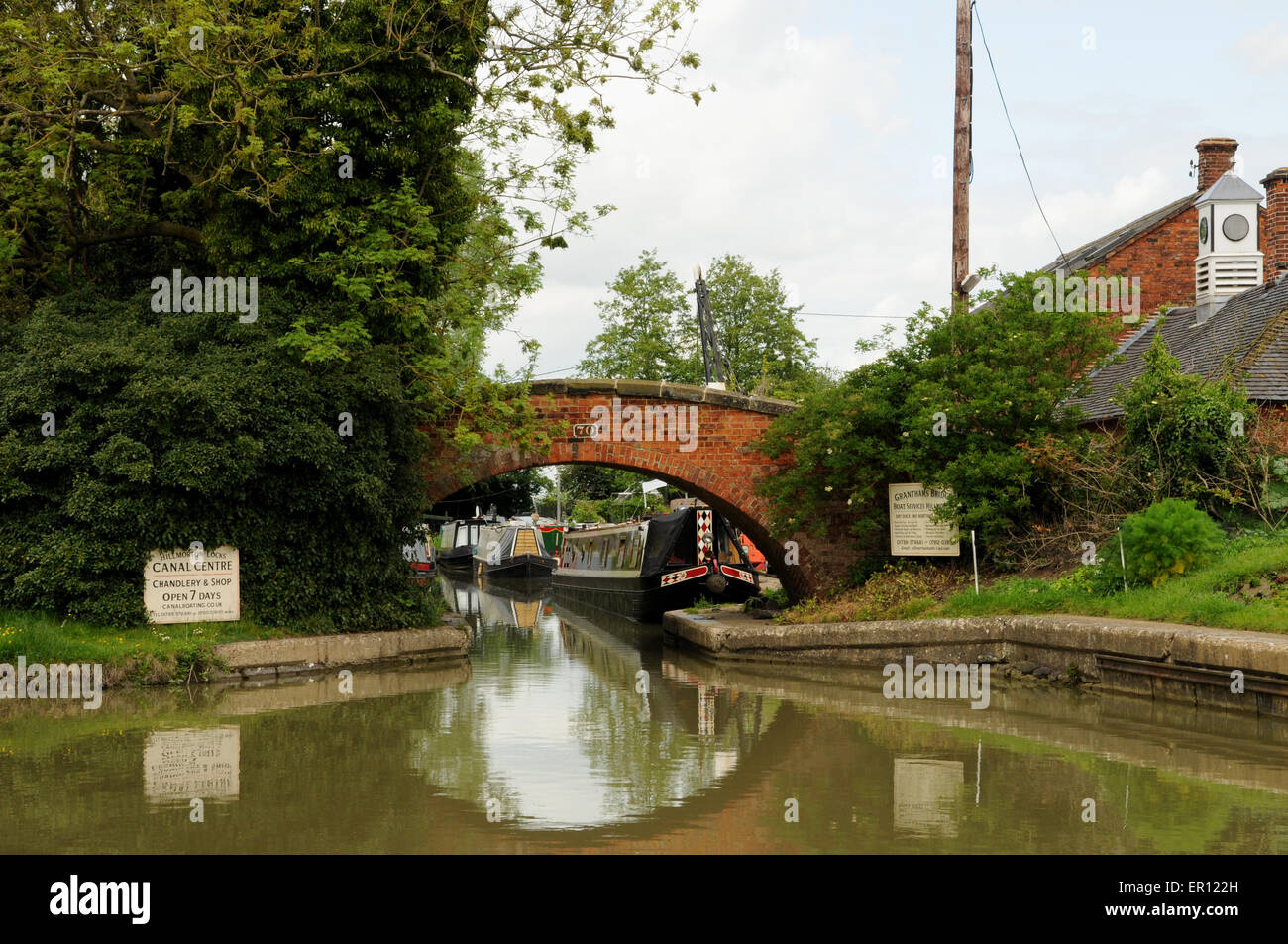 Canal strette servizi barca a Grantham's Bridge Hillmorton si blocca sul canale di Oxford. Foto Stock
