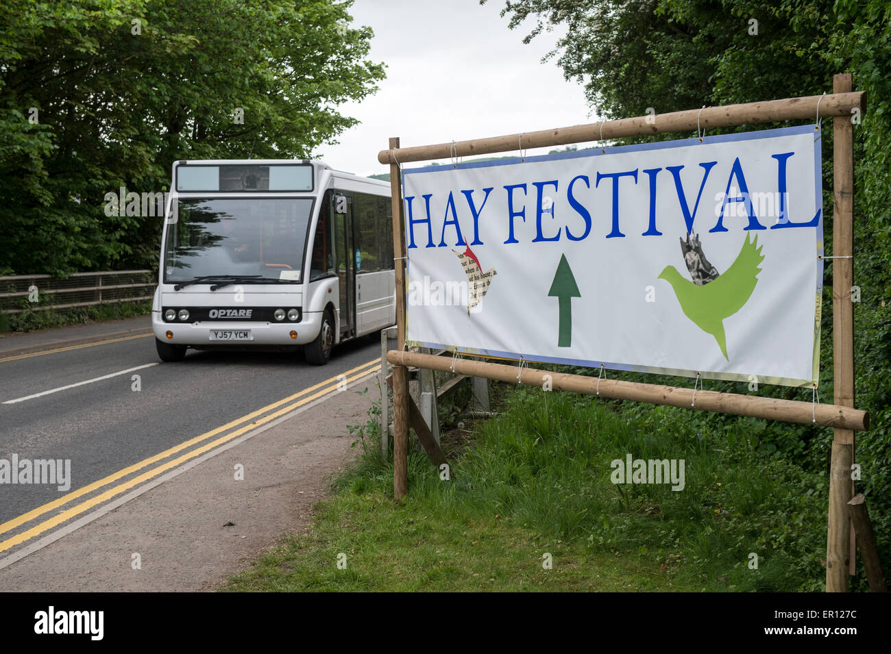 Hay-on-Wye, Wales, Regno Unito. Xxiv Maggio, 2015. Segno per la Hay Festival il 24 maggio 2015 in Hay-on-Wye, Galles. La Hay Festival è un festival annuale della letteratura e delle arti che ha avuto inizio nel 1988. Credito: Mark Harvey/Alamy Live News Foto Stock