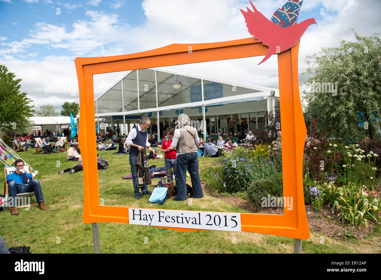 Hay-on-Wye, Wales, Regno Unito. Xxiv Maggio, 2015. I frequentatori del festival presso il Festival di fieno il 24 maggio 2015 in Hay-on-Wye, Galles. La Hay Festival è un festival annuale della letteratura e delle arti che ha avuto inizio nel 1988. Credito: Mark Harvey/Alamy Live News Foto Stock