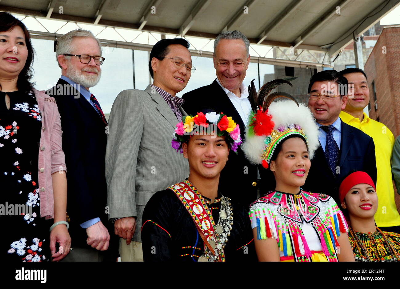 New York City: N. Y. Il senatore Charles Schumer R., terzo da destra, con la partecipazione di musicisti e dignitari taiwanesi al Festival di Taiwan Foto Stock