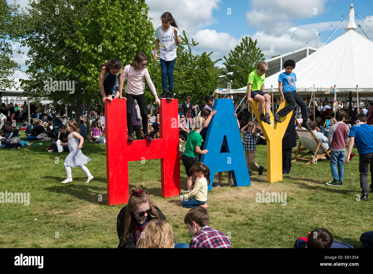 Hay-on-Wye, Wales, Regno Unito. Xxiv Maggio, 2015. I bambini giocano su un cartello in Hay Festival il 24 maggio 2015 in Hay-on-Wye, Galles. La Hay Festival è un festival annuale della letteratura e delle arti che ha avuto inizio nel 1988. Credito: Mark Harvey/Alamy Live News Foto Stock