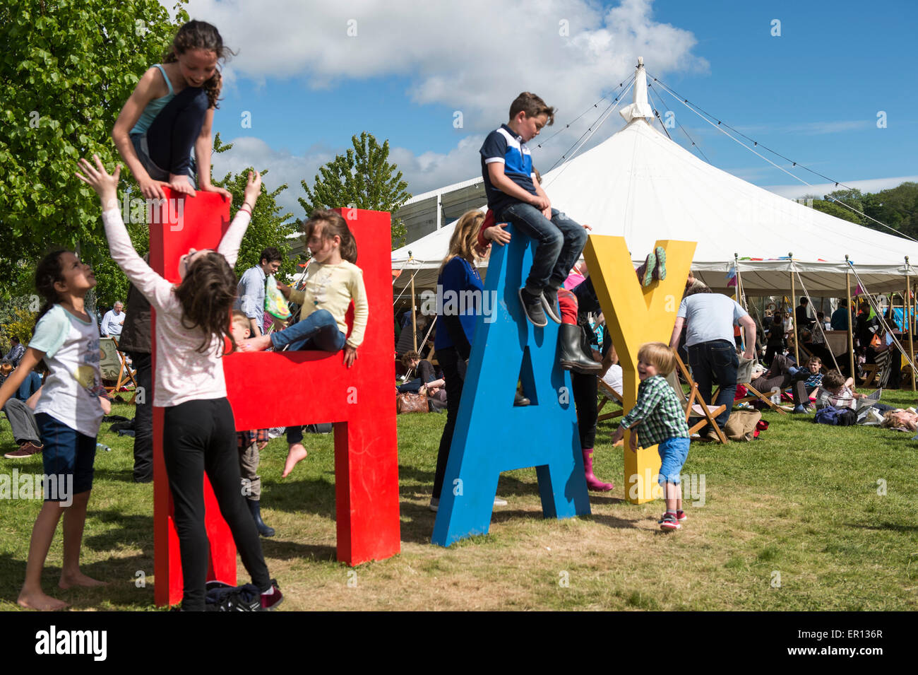 Hay-on-Wye, Wales, Regno Unito. Xxiv Maggio, 2015. I bambini giocano su un cartello in Hay Festival il 24 maggio 2015 in Hay-on-Wye, Galles. La Hay Festival è un festival annuale della letteratura e delle arti che ha avuto inizio nel 1988. Credito: Mark Harvey/Alamy Live News Foto Stock