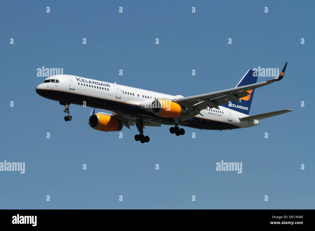 Aviazione commerciale e i viaggi aerei. Icelandair Boeing 757 aereo a reazione volare sull'approccio. Foto Stock