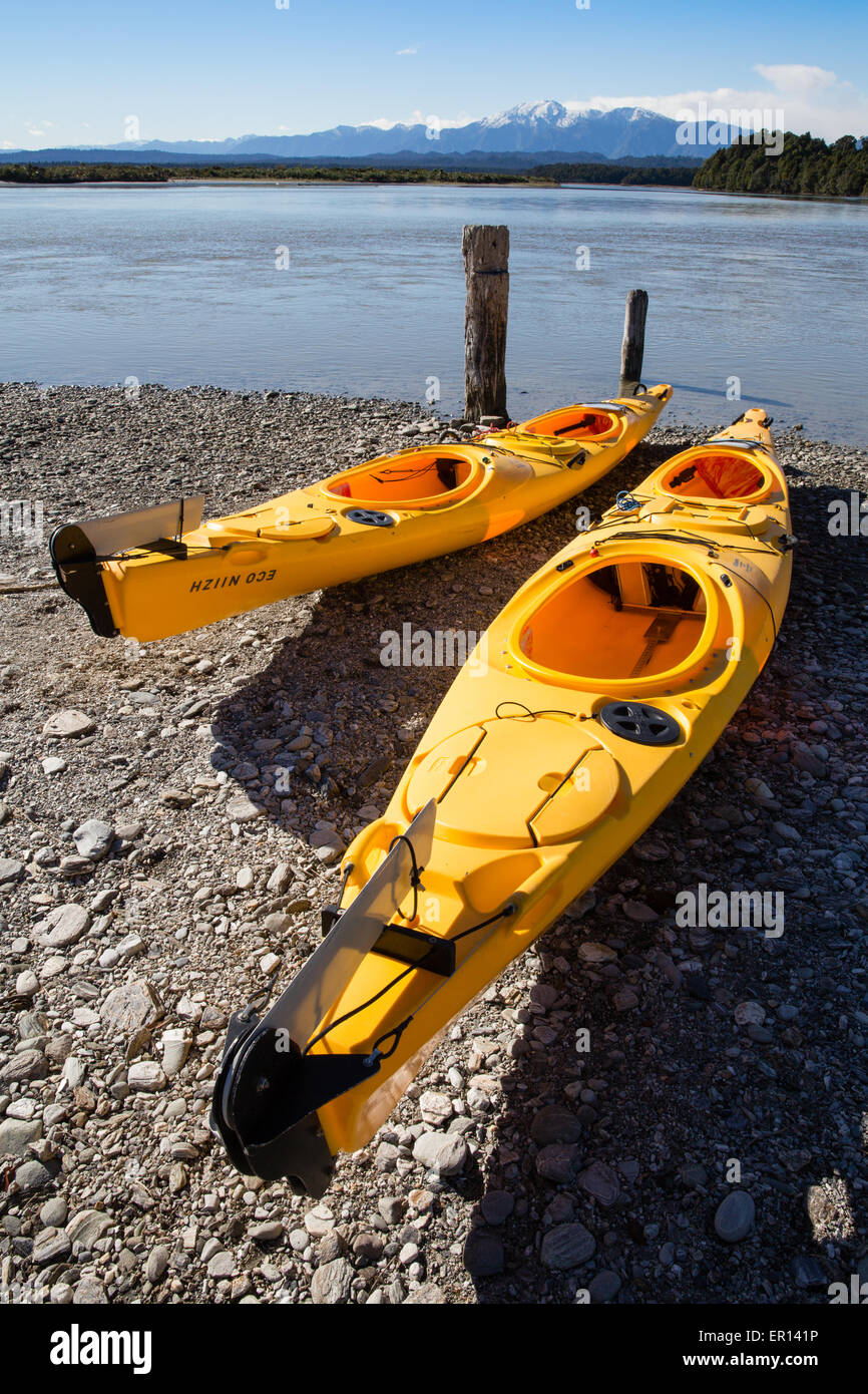 Due kayak sulle rive della laguna di Okarito un grande mare costiero lago nell'Isola Sud della Nuova Zelanda Foto Stock