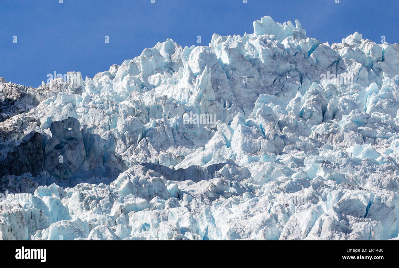 Grattacielo alto blocchi di shattered blue ice alta sul ghiacciaio Fox nelle Alpi del Sud della Nuova Zelanda Foto Stock