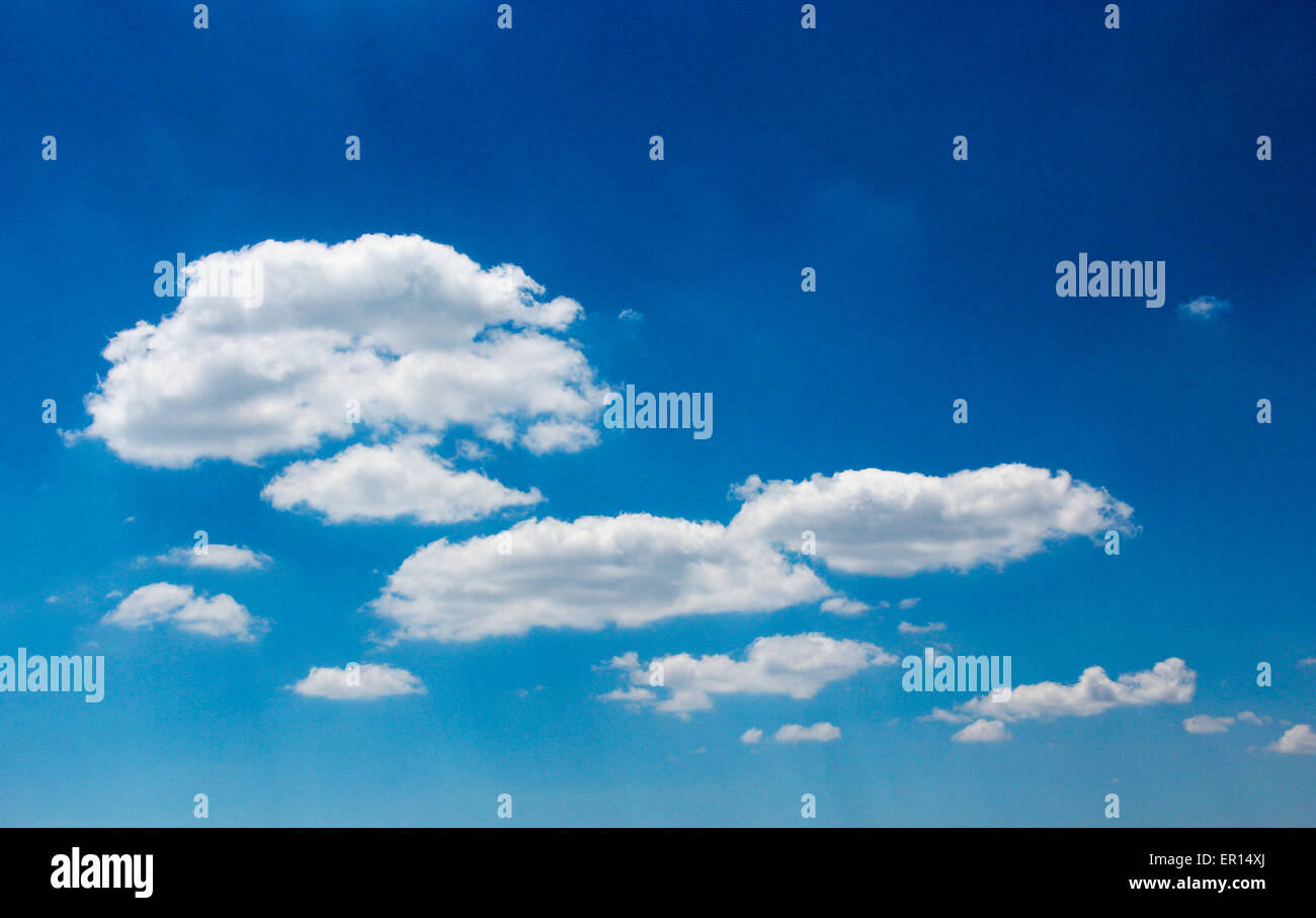 Cielo blu e nuvole bianche di sfondo cielo nuvoloso Texture Pattern Skyscape Foto Stock