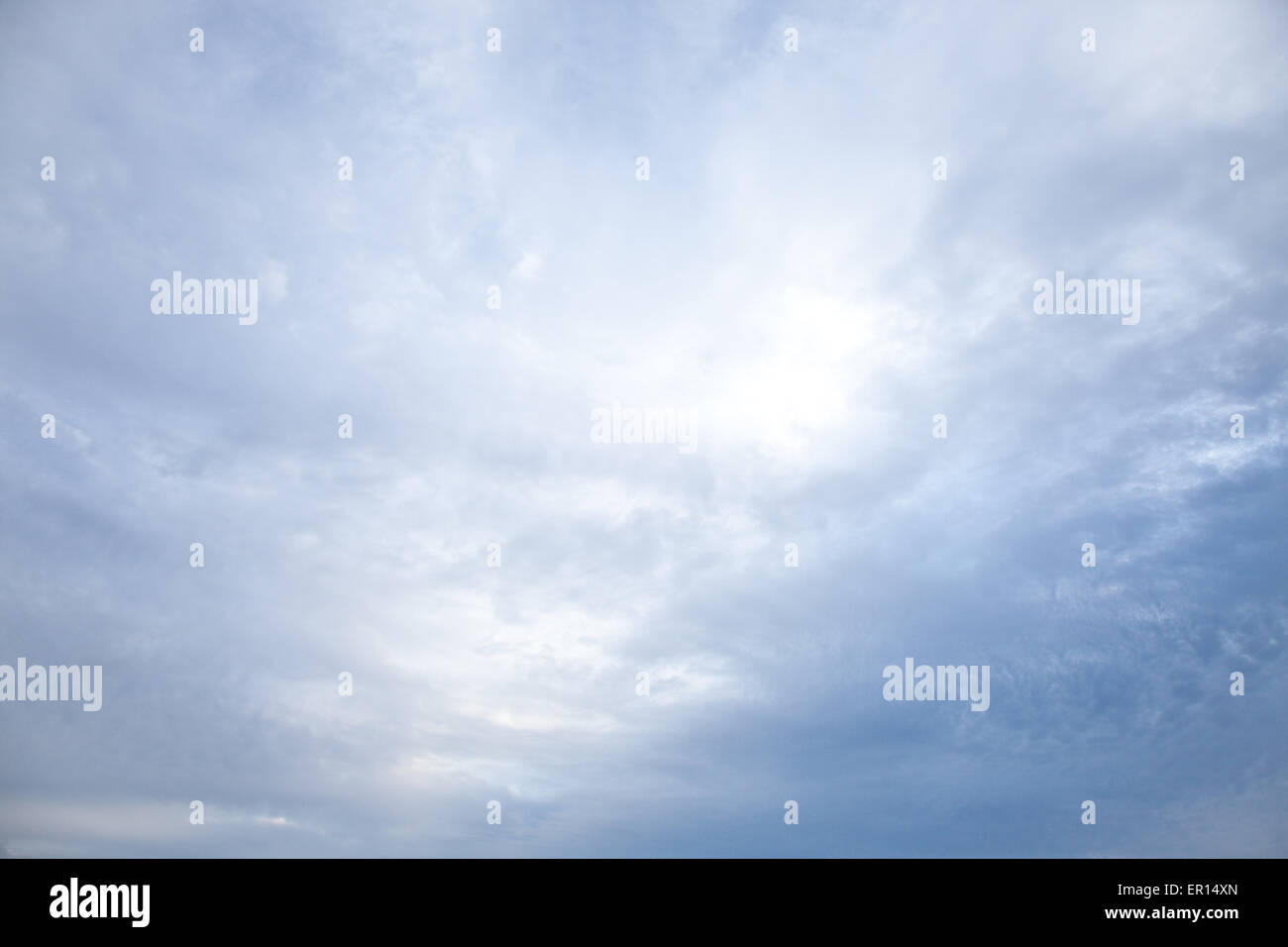 Cielo blu e nuvole bianche di sfondo cielo nuvoloso Texture Pattern Skyscape Foto Stock