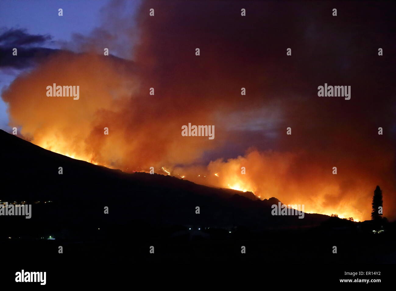 Brushfire al crepuscolo sulle montagne circostanti Worcester, Sud Africa Foto Stock