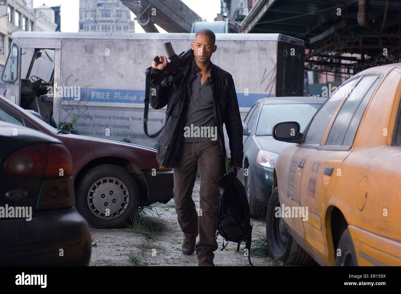 Io sono leggenda è un 2007 American post-apocalittico science fiction film horror diretto da Francis Lawrence e interpretato da Will Smith. Questa fotografia è per il solo uso editoriale ed è il copyright del film company e/o il fotografo assegnato dal film o società di produzione e può essere riprodotto solo da pubblicazioni in congiunzione con la promozione del film di cui sopra. Un credito per il film company è richiesto. Il fotografo deve anche essere accreditato quando noto. Foto Stock