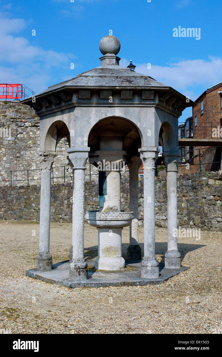 Acqua potabile fontana con tettoia. Memoriale di MARY ANN ROGERS, che diede LA PROPRIA VITA PER SALVARE QUELLA DI ALTRI Foto Stock