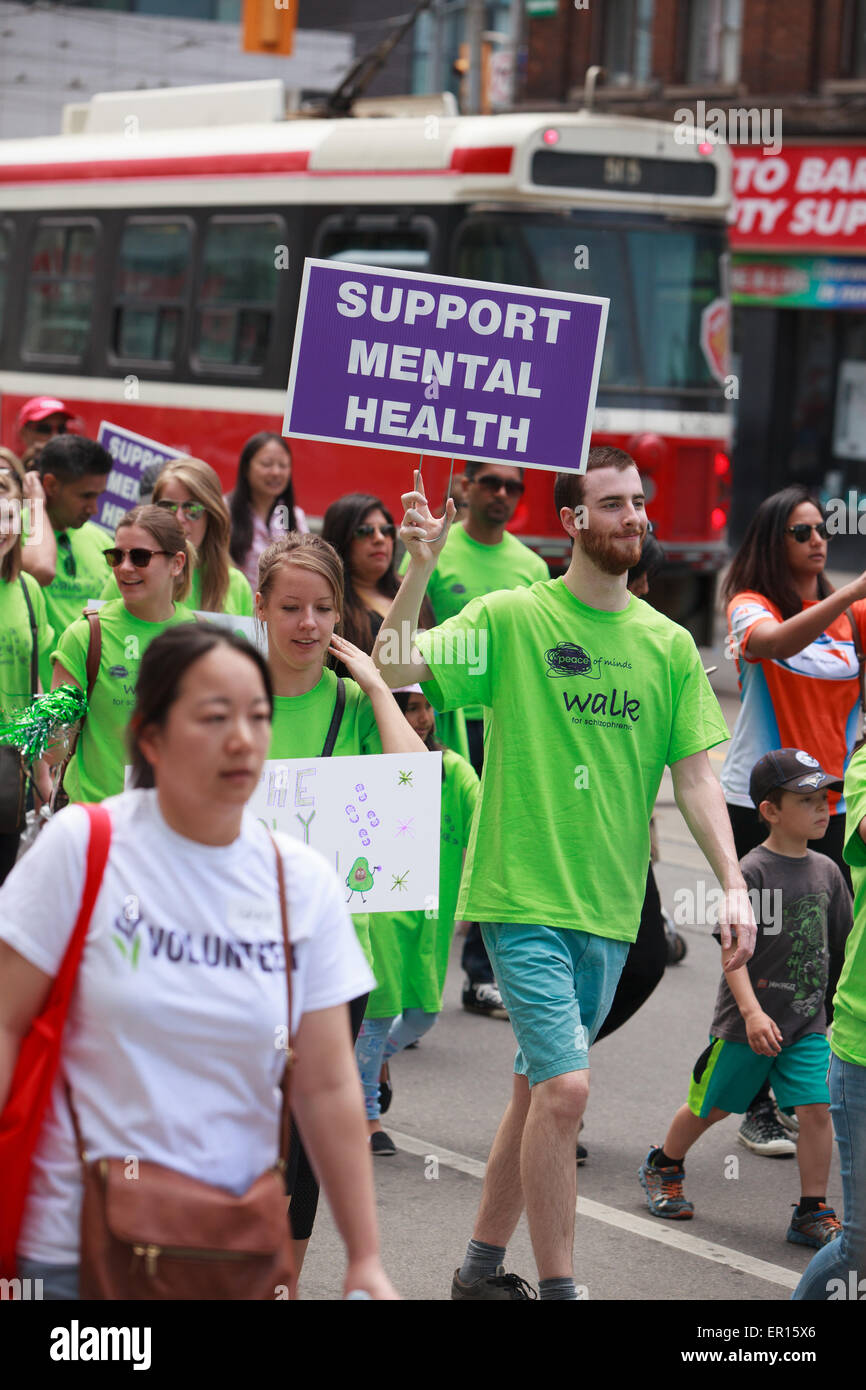 Toronto, Canada. Xxiv Maggio, 2015. Le persone che partecipano a "La pace della mente a piedi " per la schizofrenia di sensibilizzazione per coloro interessati malattie psicotiche, 4 maggio 2015 a Toronto in Canada. Credito: Igor kisselev/Alamy Live News Foto Stock