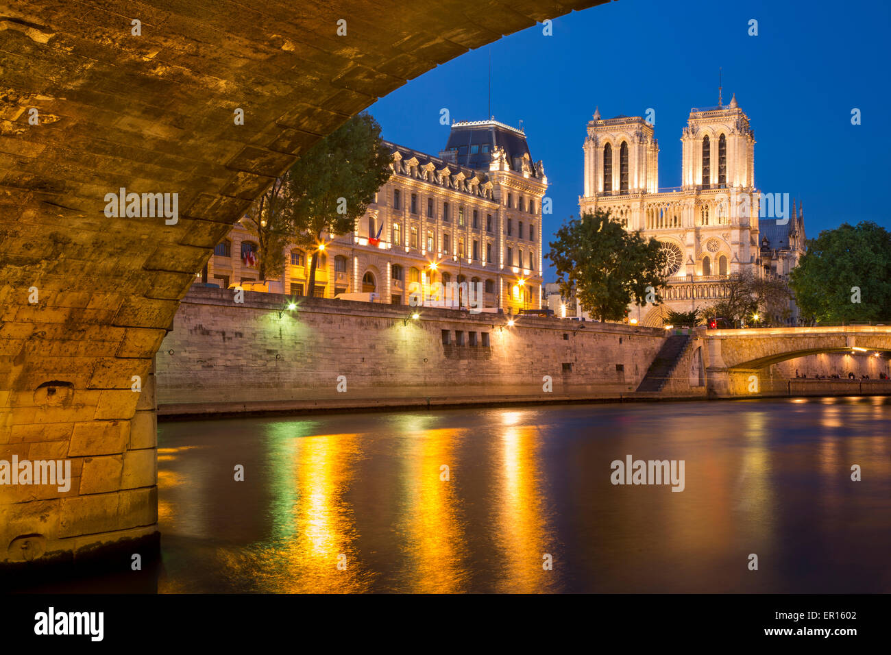 Twilight sotto Pont Saint Michel con la cattedrale di Notre Dame e il Fiume Senna e PREFECTURE DE POLICE DI PARIGI, FRANCIA Foto Stock