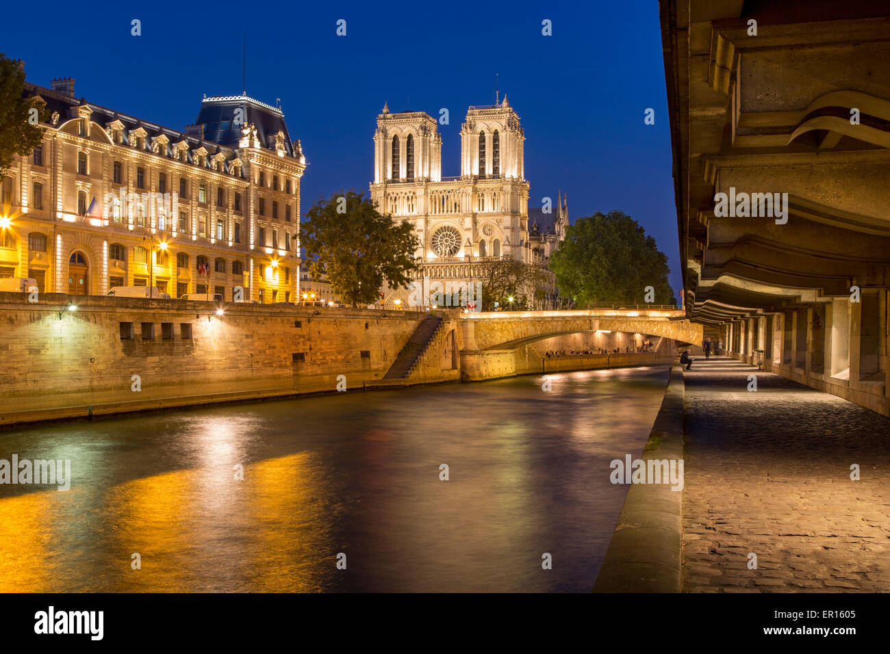 Twilight lungo il Fiume Senna con la cattedrale di Notre Dame e PREFECTURE DE POLICE DI PARIGI, FRANCIA Foto Stock