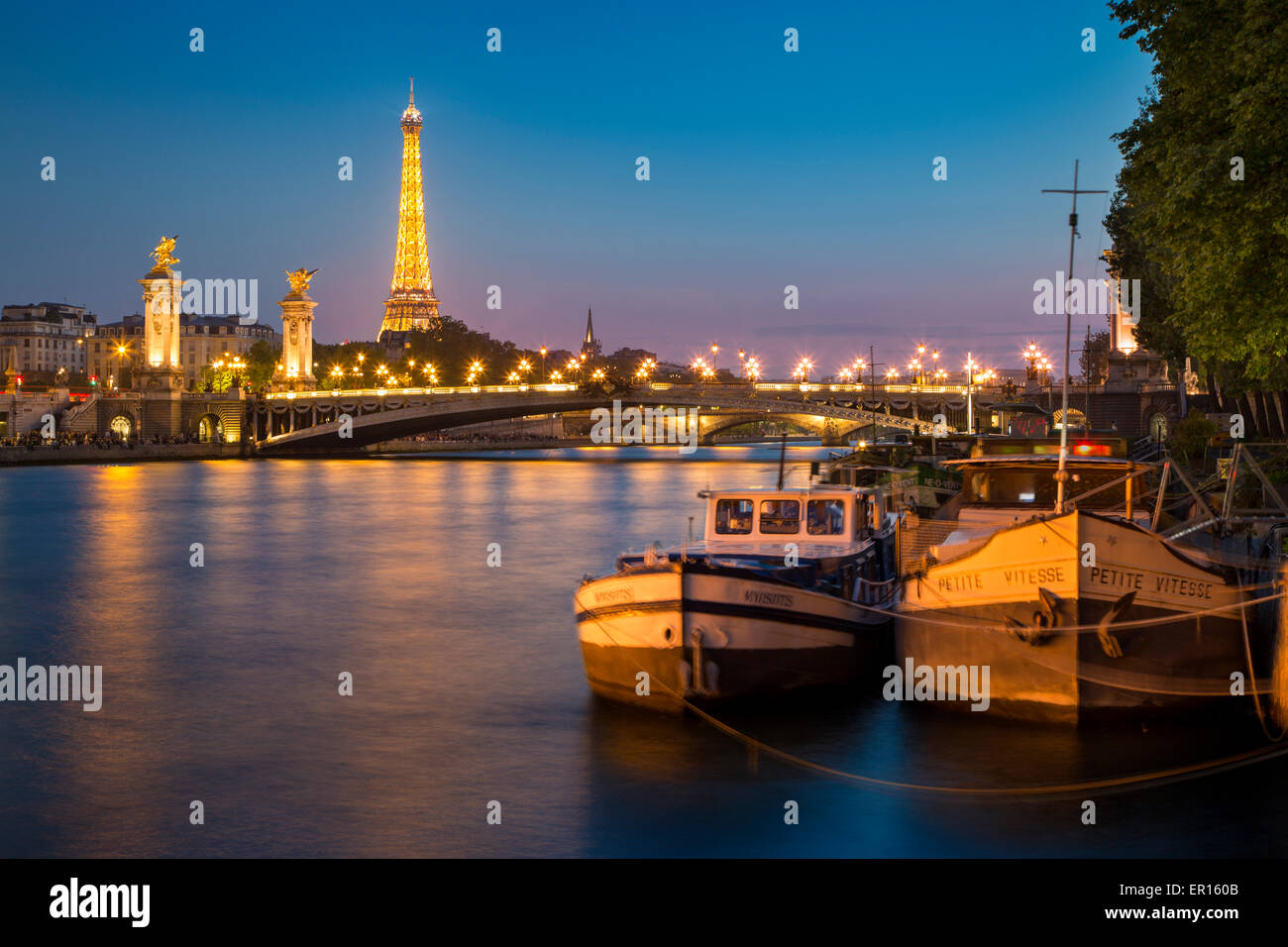 Chiatte lungo il Fiume Senna con la Torre Eiffel al di là, Parigi, Francia Foto Stock