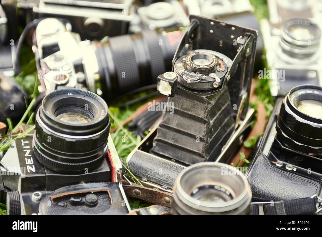 Collezione di vecchi vintage film retrò le telecamere analogiche Foto Stock