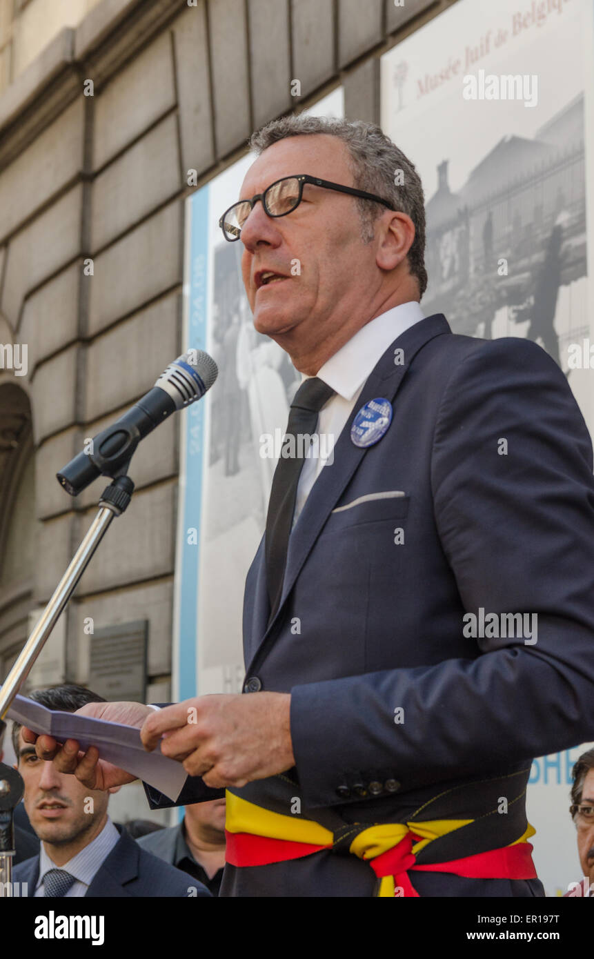 Bruxelles, Belgio. Xxiv Maggio, 2015. Bruxelles sindaco della città, Yvan Mayeur offrendo discorso durante la cerimonia presso il Museo Ebraico di Bruxelles, un anno dopo quattro persone sono state uccise nel corso di una sparatoria al museo.due di loro erano i turisti israeliani e gli altri lavoravano e si è offerta volontariamente al museo. Credito: Jonathan Raa/Pacific Press/Alamy Live News Foto Stock