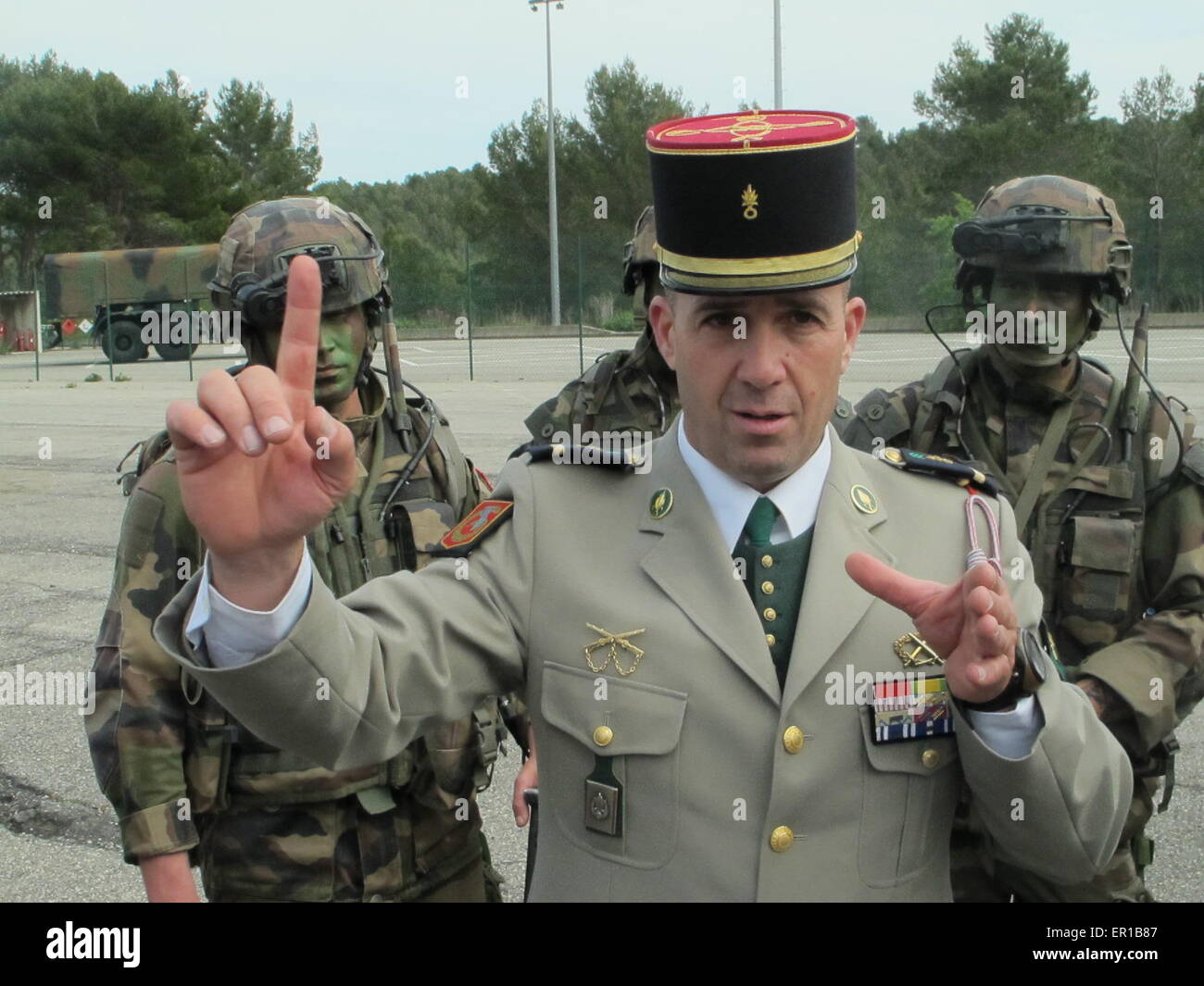 Aubagne, Francia. 29 apr, 2015. Warrant Officer classe II Alexander Rowe parla ai soldati della Legione Straniera francese in Aubagne, Francia, 29 aprile 2015. Foto: Gerd Roth/dpa/Alamy Live News Foto Stock