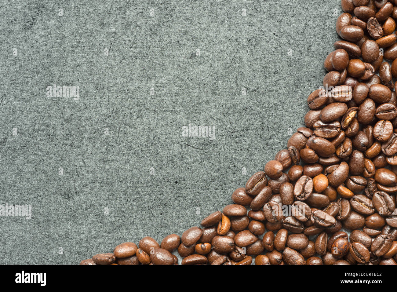 Tutto il caffè torrefatto in grani sfondo sulla lavagna vuota Foto Stock