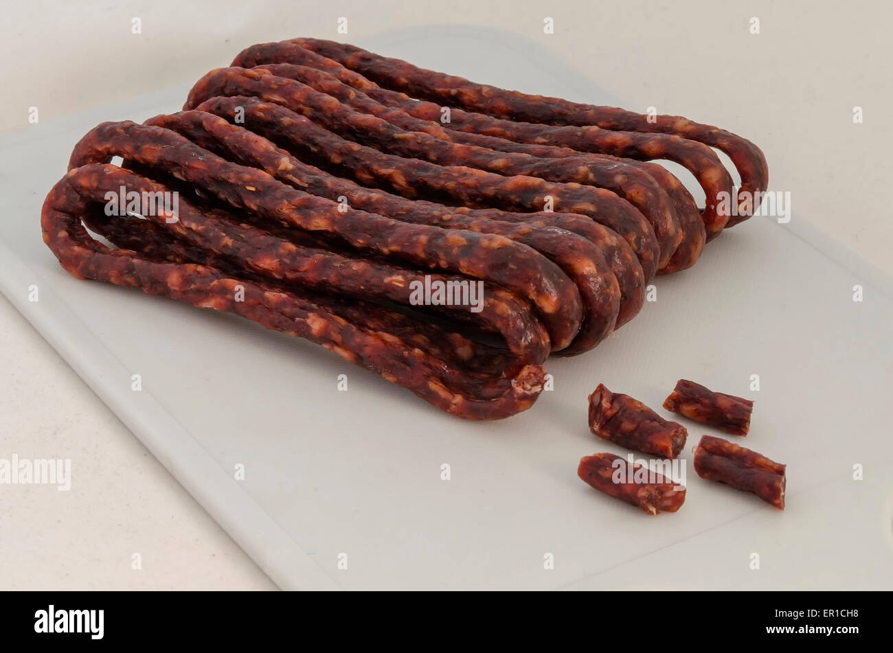 Mazzetto di appetitosi essiccato piccante Salsiccia di caccia Foto Stock