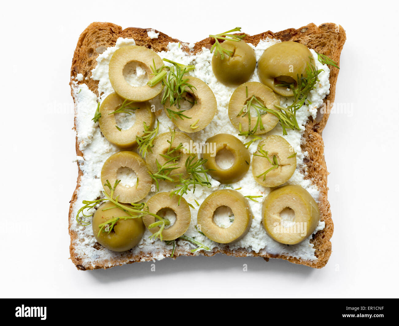 Toast con formaggio a pasta morbida, olive snocciolate fette di finocchio e isolato su bianco Foto Stock