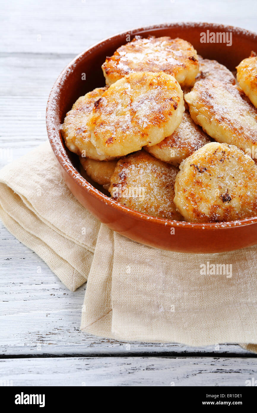 Frittelle fatte in casa in una padella, dessert Foto Stock