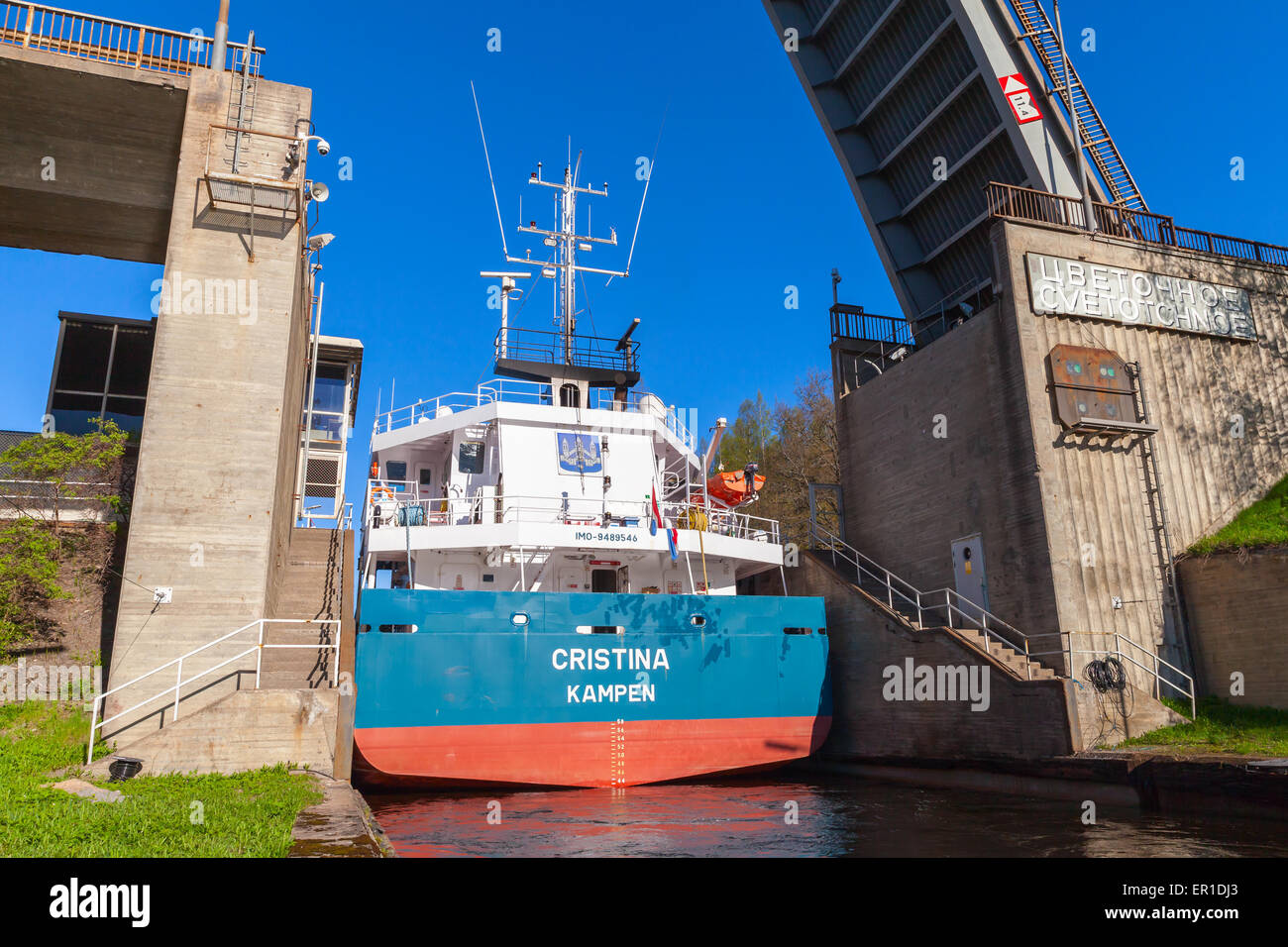 Tsvetochnoye, Russia - 16 Maggio 2015: grande nave da carico arriva al gateway stretta della serratura sul Saimaa Canal Foto Stock