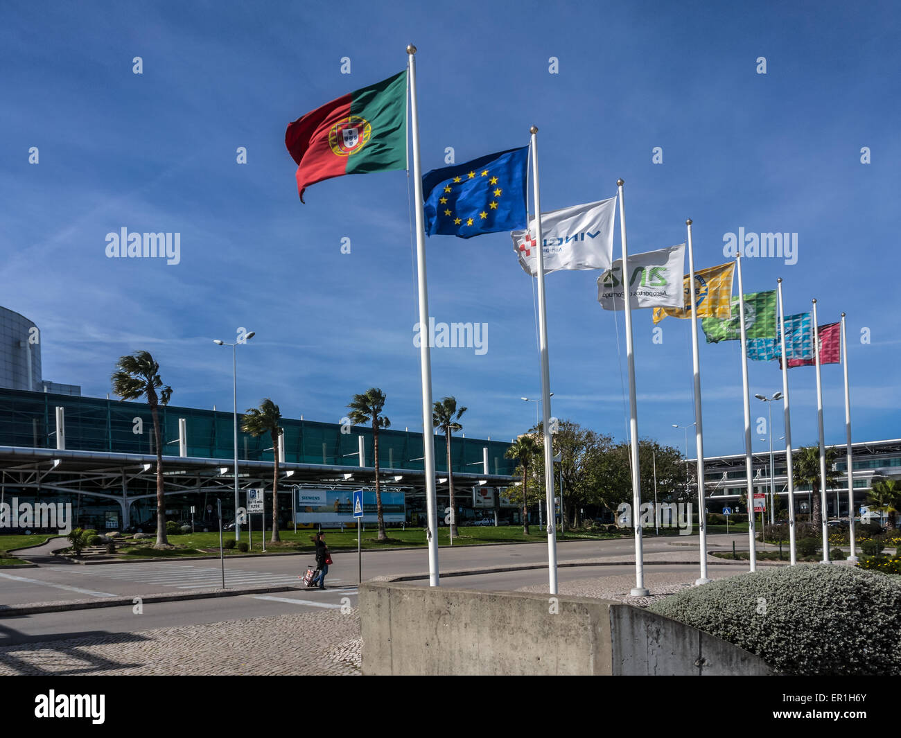 LISBONA, PORTOGALLO - 05 MARZO 2015: Vista esterna dell'edificio del terminal dell'aeroporto di Lisbona Portela Foto Stock