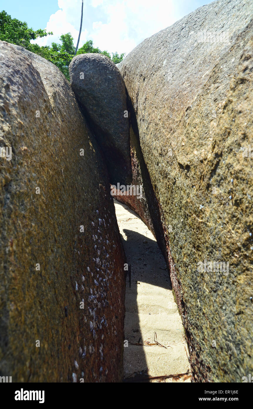 Spazio tra le rocce di granito a Tanjung Tinggi Beach Foto Stock