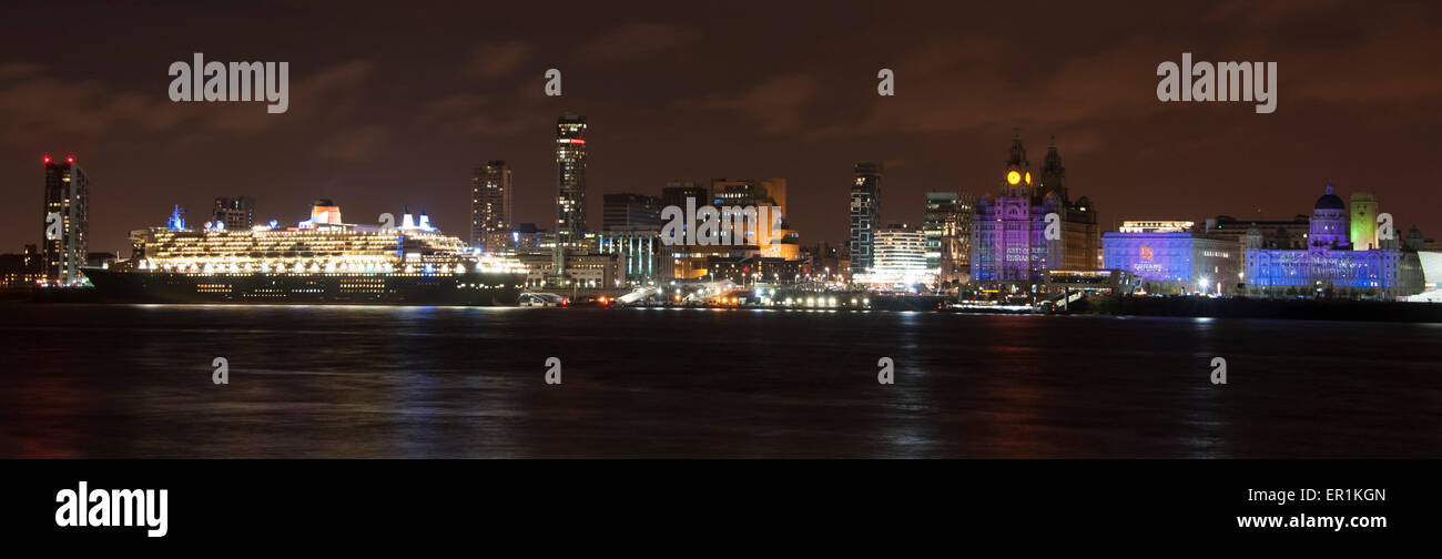 Cunard Line spedizione celebra il suo 175mo anniversario con un evento chiamato una città magnifica. Tre regine di Cunard - si tratta di tre navi - Queen Mary 2 Queen Victoria e la Queen Elizabeth vela in Liverpool insieme. La foto mostra la Cunard nave Queen Mary 2 nave contro la famosa in tutto il mondo Cunard Building, centro sul lungomare di Liverpool illuminato da fuochi d'artificio nella celebrazione. A sinistra del centro è il Royal Liver Building e alla destra del centro è il porto di Liverpool Building Foto Stock