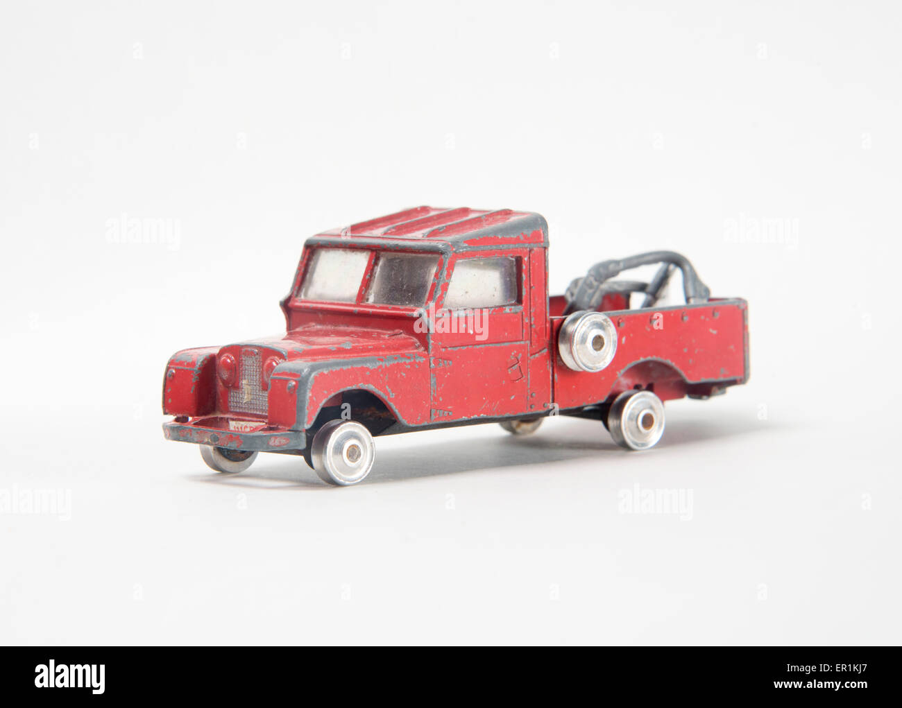 Molto travagliato vecchio giocattolo auto, Corgi Toys modello 477, serie II Land Rover pick up carrello di traino Foto Stock