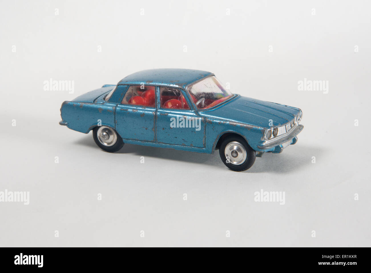 Vintage auto giocattolo. Anni sessanta Corgi modello 252 Rover 2000 P6 con "Trans-o-lite' fari, martoriata da giocare. Realizzato dal 1963 al 1966 Foto Stock