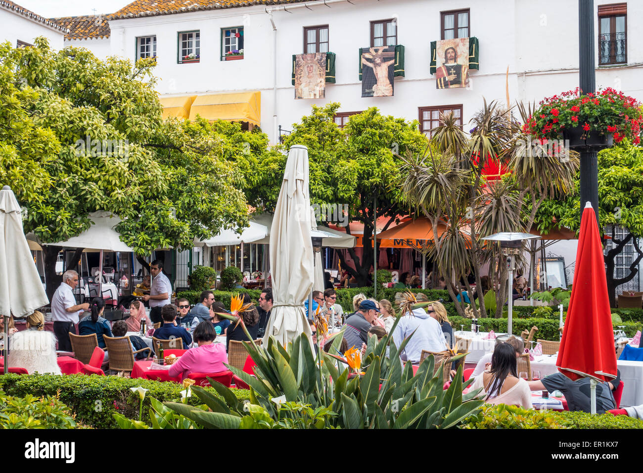 Persone cenare all'aperto in Piazza Orange Marbella Spagna Foto Stock