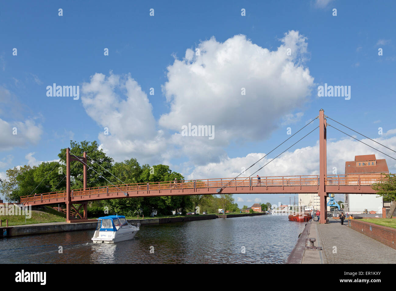 Ponte pedonale sul fiume Peene, Anklam, Meclemburgo-Pomerania Occidentale, Germania Foto Stock