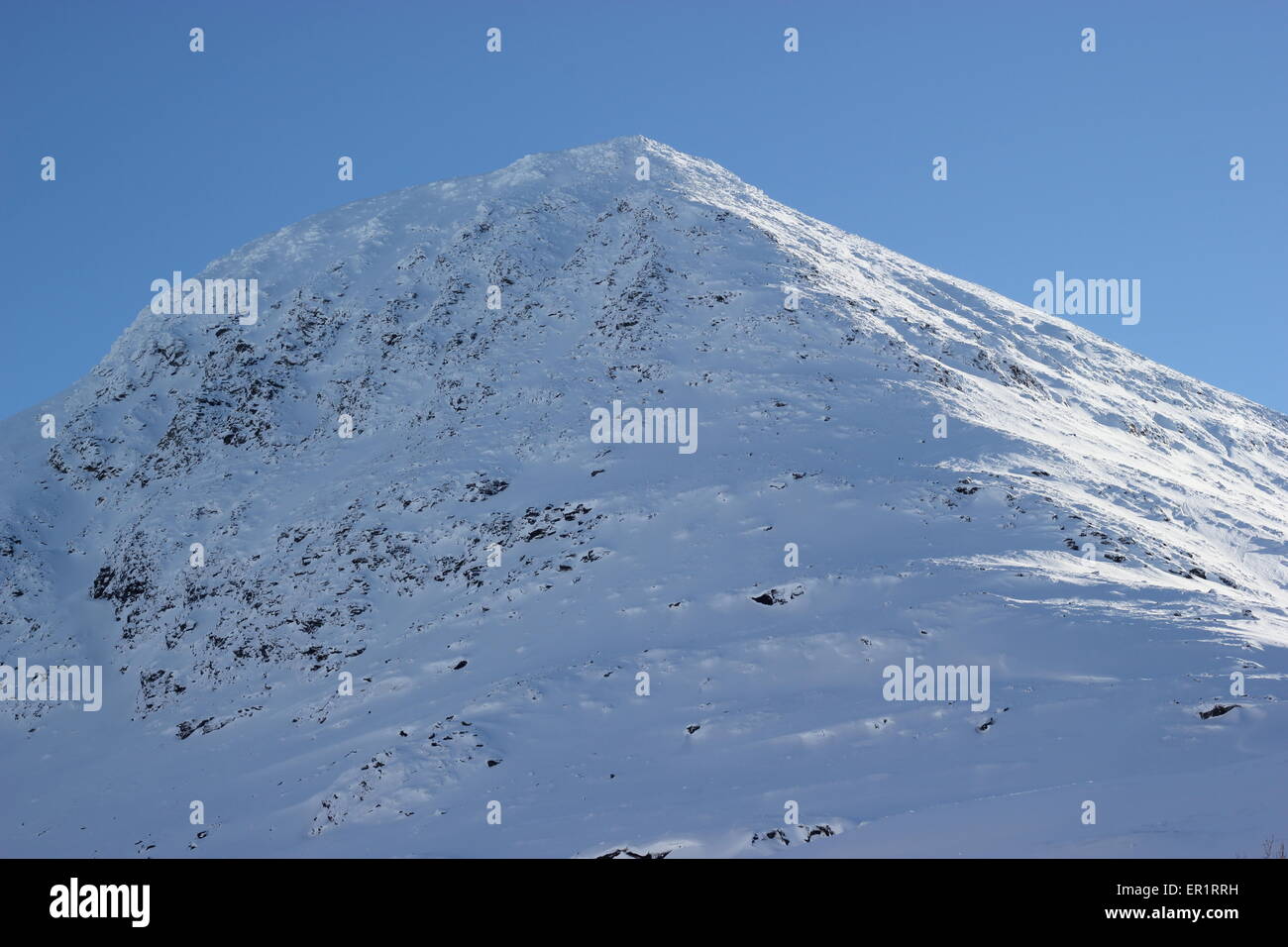 Coperta di neve montagna, Dapmotjavri, Norvegia Foto Stock