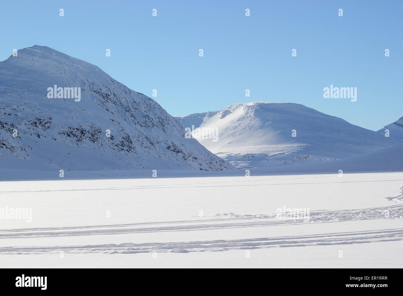 Coperta di neve rocce in montagna, Finndalsvatnet, Norvegia Foto Stock