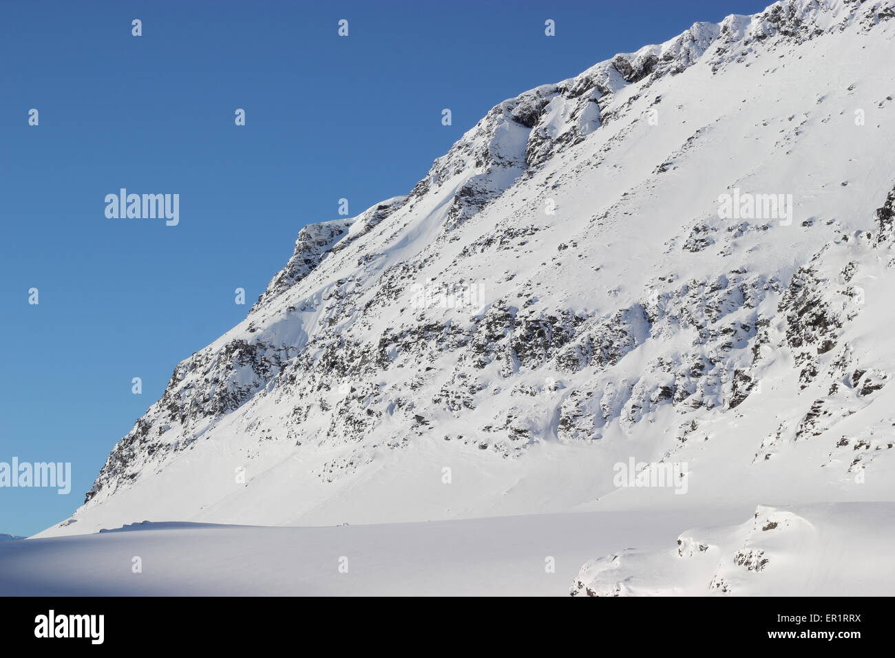 Coperta di neve rocce in montagna, Finndalsvatnet, Norvegia Foto Stock