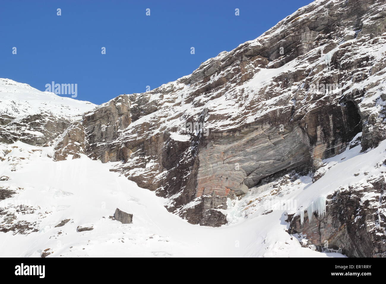 Coperta di neve rocce in montagna, Finndalsvatnet, Norvegia Foto Stock