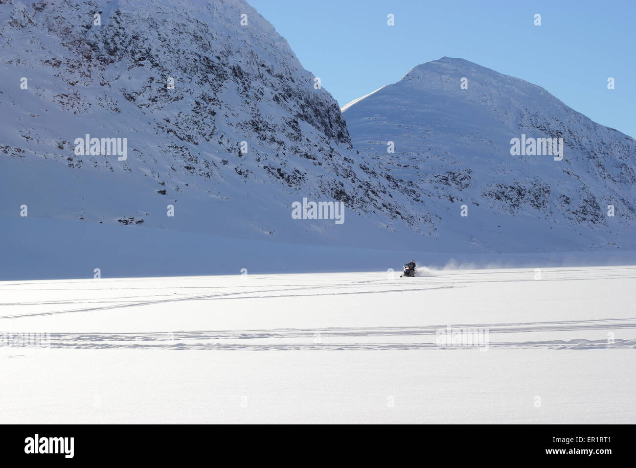 Un snow rider mobile nelle montagne innevate, Finndalsvatnet, Norvegia Foto Stock