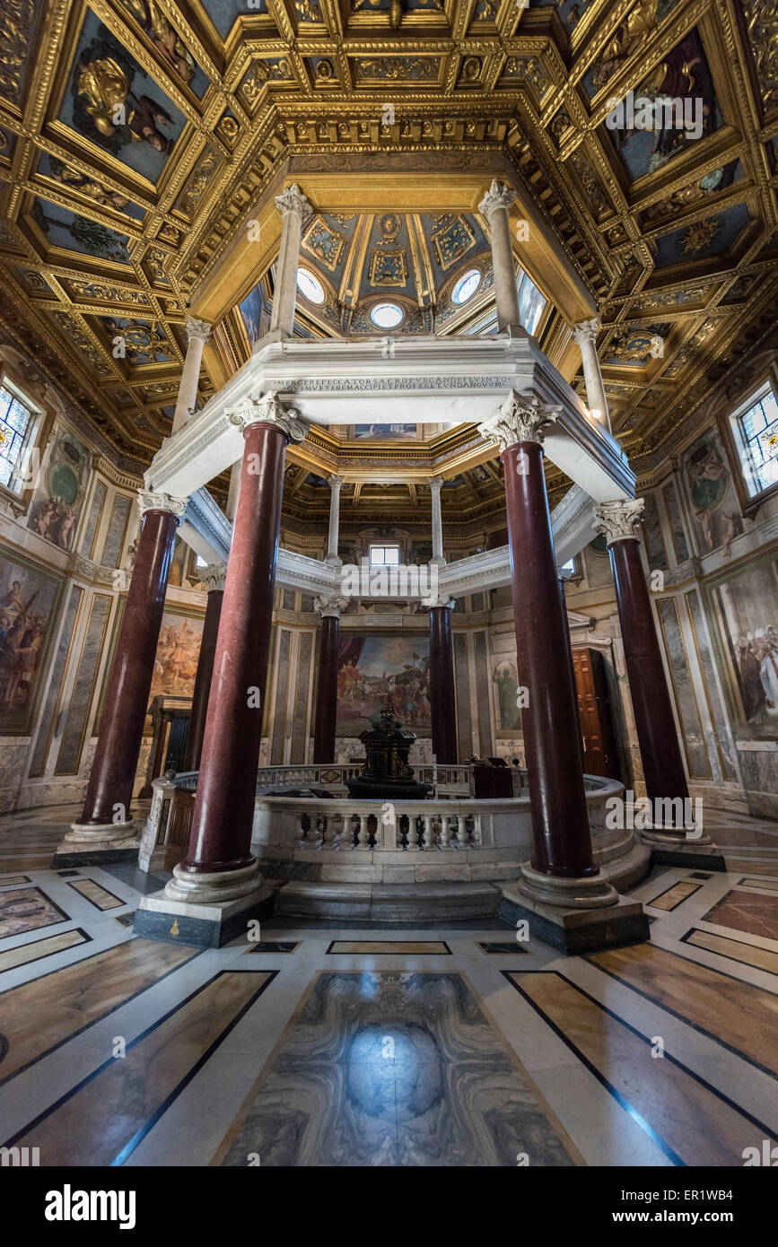Battistero Di San Giovanni Roma Giovanni in laterano interno immagini e fotografie stock ad alta