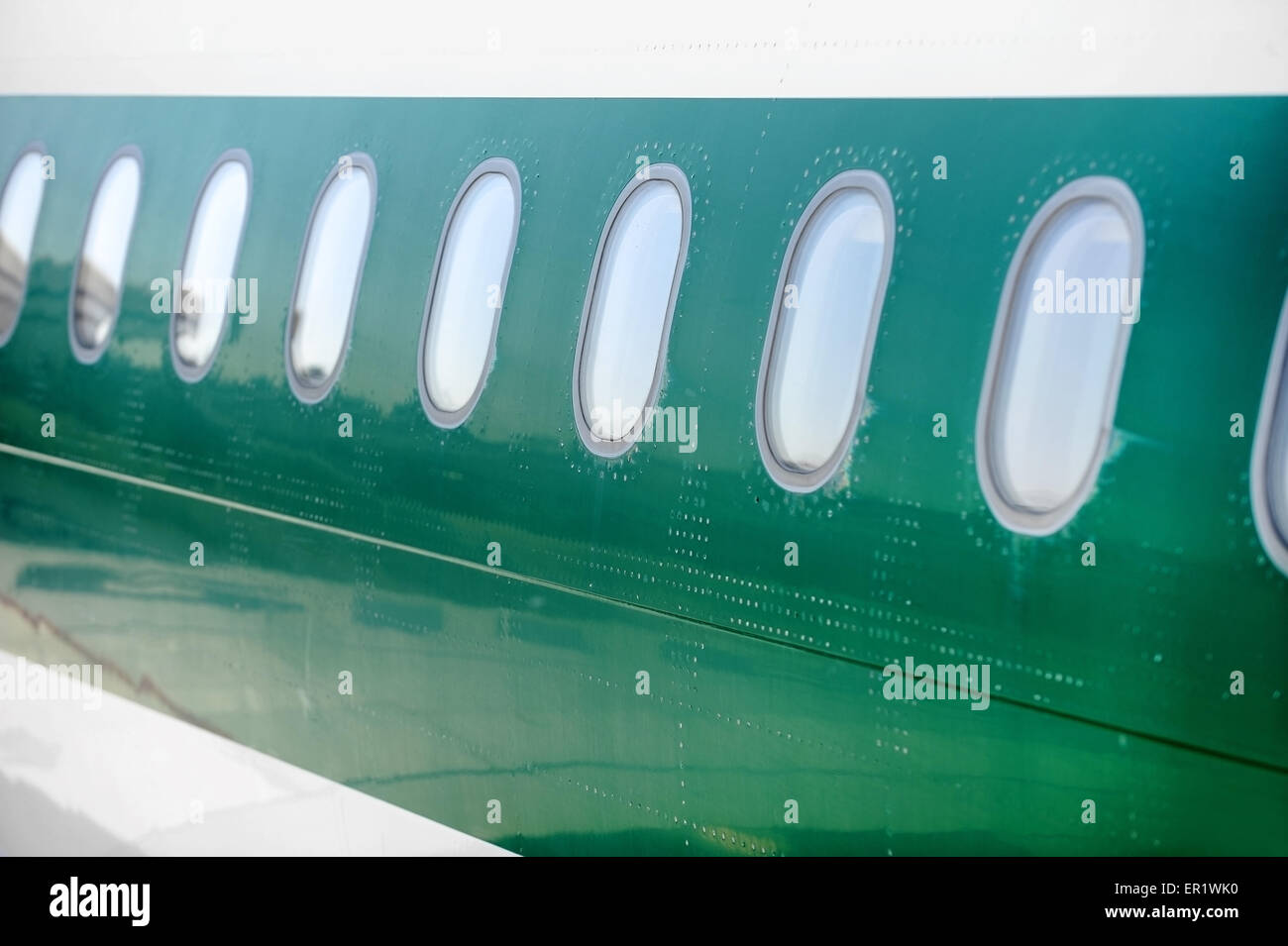 Aeroplano windows in fila su di una fusoliera verde Foto Stock