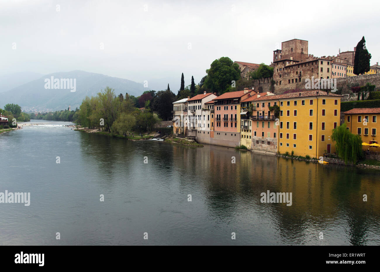 Vista del vecchio villaggio italiano Basano Del Grappa oltre il fiume Brenta Foto Stock